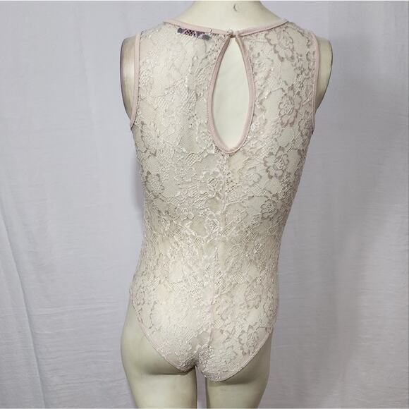 BLUSH BEIGE LACE BODYSUIT FLORAL APPLIQUE SHEER MESH SIZE SMALL - Picture 7 of 9